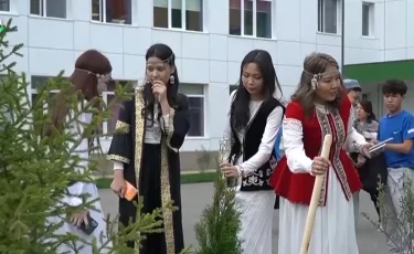 Алматыда білім ордасының ауласына 150 түп ағаш егілді