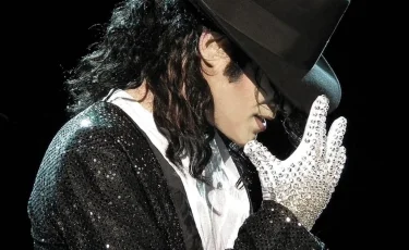 Легендарную перчатку Майкла Джексона выставили на аукцион