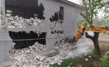 В Алматы приступили к сносу незаконного кафе