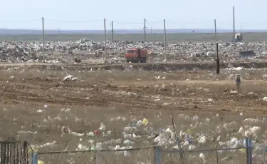 Унесенный ветром: в Актобе пытаются остановить разлет мусора с полигона