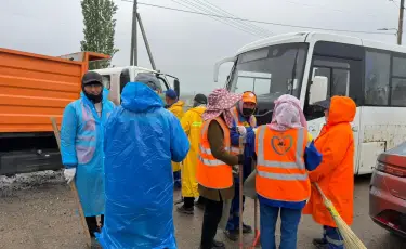 В Алматы на улице Карьерной проведён субботник с участием жителей и коммунальных служб