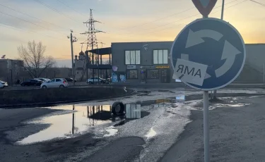 Асфальт сходит вместе со снегом: павлодарские водители массово жалуются на разбитые дороги