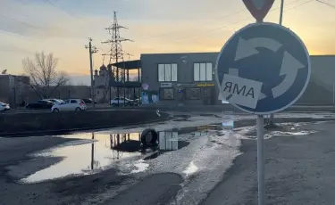 Асфальт сходит вместе со снегом: павлодарские водители массово жалуются на разбитые дороги