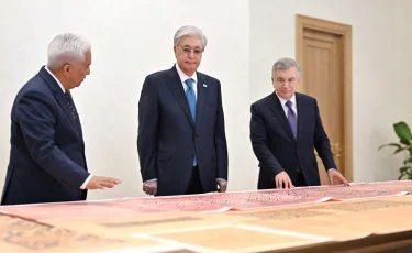 Шавкат Мирзиёев Қасым-Жомарт Тоқаевқа бірқатар тарихи құжатты тапсырды