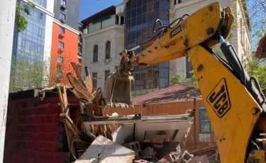 В Алматы сносят очередной незаконный объект