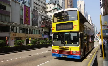 Совместили приятное с полезным: в городских автобусах Китая открыли парикмахерские, караоке и кафе