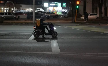 «Сыпятся» на теории: почему казахстанцам трудно сдать экзамен на вождение мопеда