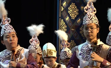 Песни, танцы и творчество: в Алматы прошёл яркий школьный концерт