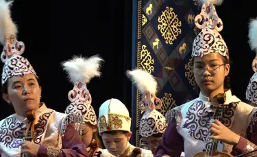Песни, танцы и творчество: в Алматы прошёл яркий школьный концерт