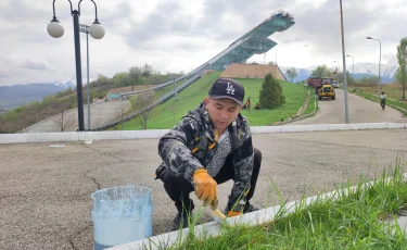 Чистота на высоте: у трамплинов в Алматы прошел яркий субботник