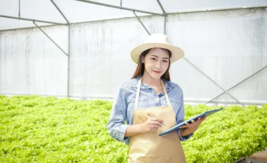 Полиция продолжает поиск подозреваемой в деле о мошенничестве