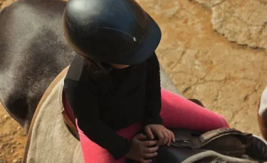 Маленькая, да смелая: юная наездница из Туркестана покорила соцсети