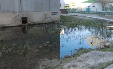 Кәріз құбыры жарылды: Атыраудағы тұрғындары сыртқа шыға алмай отыр