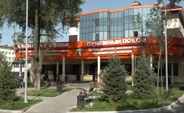 Дәрігерлер баланы аман алып қалды: екі жастағы сәби қайшыға құлап, басына өткір зат кіріп кеткен