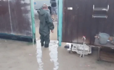 Баспананың қабырғасы құлады: Кентауда 47 үйдің ауласын су басып қалды