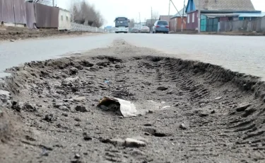 Асфальт «тает» вместе со снегом: жители Петропавловска возмущены состоянием дорог