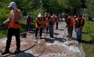 Восемь районов Алматы охвачены масштабной очисткой пешеходных зон