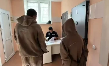 Напали на глазах у детей: в Костанае пьяная компания избила полицейского