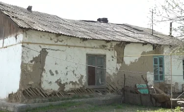 Үйлердің іргетасы сөгіліп кетті: Жетісай ауданындағы 30-ға жуық елдімекен тұрғындары көшуге мәжбүр