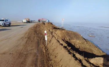 МЧС: на трассе Астана–Коргалжын возводят вал для отвода паводковых вод