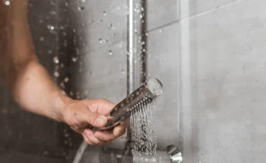 Безопасность в ванной комнате для пожилых людей: простые решения