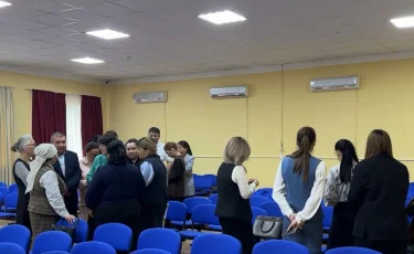Дөрекі:  Жаңаөзенде мұғалімдер директордың себепсіз жұмыстан шығарғанына наразы