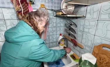 Горячая вода в тазиках: в Петропавловске жители многоэтажки жалуются на коммунальные проблемы