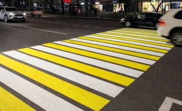 В Алматы на ул. Сатпаева установили проекционное освещение для пешеходов