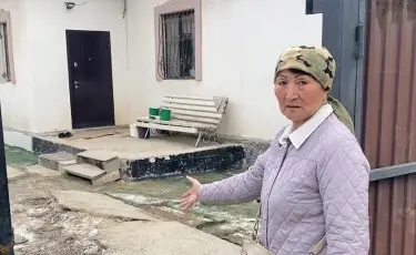Вода подтапливает дома: жители Атырау бьют тревогу