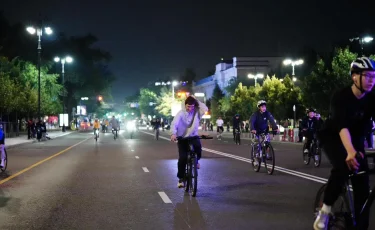В Алматы впервые состоялся масштабный ночной велопробег Almaty Glow Ride