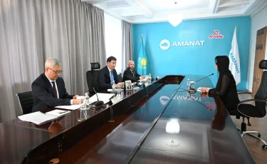 Аким Алматы провел прием граждан на площадке партии AMANAT