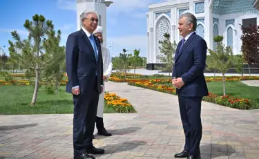 Президенты Казахстана и Узбекистана посетили новую мечеть Туркестана