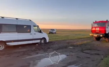 Спасатели МЧС пришли на помощь людям, оказавшимся в грязевой ловушке