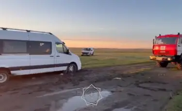 Спасатели МЧС пришли на помощь людям, оказавшимся в грязевой ловушке