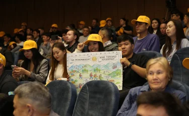 Молодёжь с плакатами поддержала проект Almaty Superski на общественных слушаниях