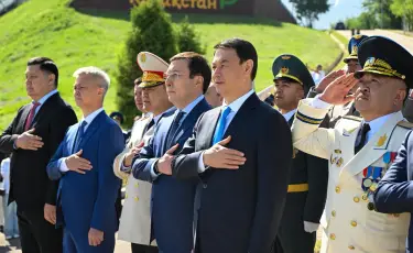 В Алматы в честь Дня защитника Отечества торжественно подняли Государственный флаг