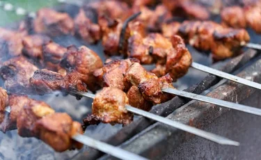 Секрет идеального шашлыка раскрыт: какие дрова сделают мясо сочным