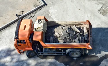 Экстремальное вождение и прогулки с препятствиями: в Сатпаеве ремонт дорог обернулся испытанием для жителей