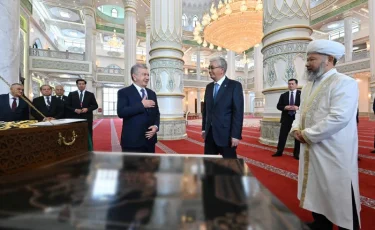 Қасым-Жомарт Тоқаев Шавкат Мирзиёевпен бірге Түркістандағы жаңа мешітті аралады