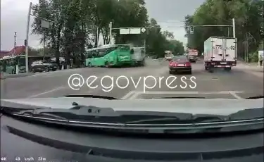 Грузовик протаранил пассажирский автобус в Талгарском районе (видео)