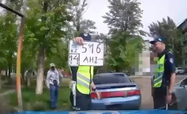 В Экибастузе остановили машину с нарисованными госномерами (видео)