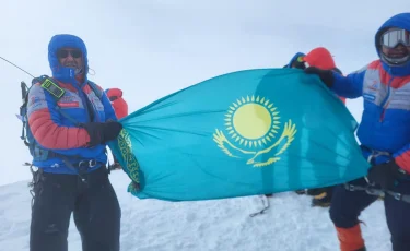 Казахстанский альпинист поднял флаг страны на вершине в Гималаях