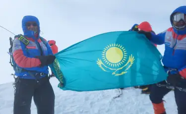 Казахстанский альпинист поднял флаг страны на вершине в Гималаях