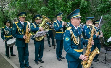 Алматы өңірлік гарнизонының әскери қызметшілері ардагер десантшыны құттықтады