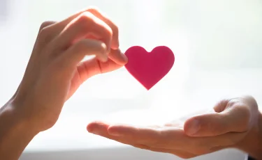 Рука помощи многодетным мамам: как в мегаполисе поддерживают семьи в преддверии священного праздника