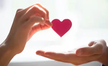 Рука помощи многодетным мамам: как в мегаполисе поддерживают семьи в преддверии священного праздника
