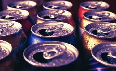 Жасөспірімдерге сатуға тыйым салынды: энергетикалық сусындардың зияны қандай