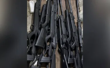 Полицейлер заңсыз саудаға шығарылған қару-жарақты тәркіледі