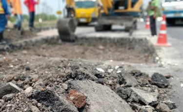 Ақтөбедегі жол азабы: тұрғындар мердігерлердің жауапсыздығына наразы
