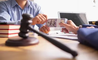Сотрудница госдоходов и группа лиц задержаны в Восточном Казахстане за налоговые махинации